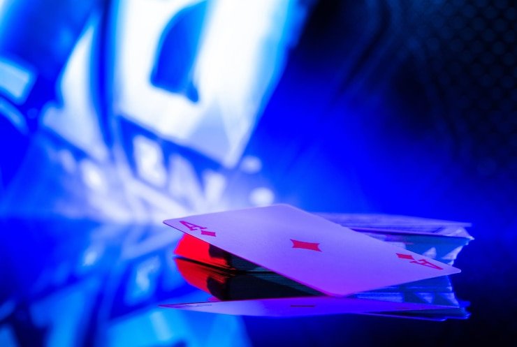 Tim dj togel bekerja pada pusat operasi dengan monitor keamanan dan layanan pelanggan